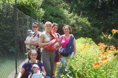 Bimbi in fascia al laghetto